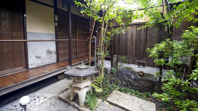 【先斗町で人気の京料理店をご予約】鴨川を眺めながらお食事を楽しむ。夏は川床もお選びいただけます